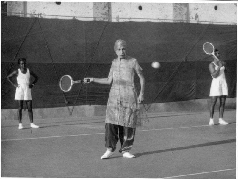 श्रीअरविंद आश्रम की श्री माँ टेनिस खेलते हुये
