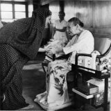 श्रीमती इन्दिरा गांधी श्रीमाँ के साथ